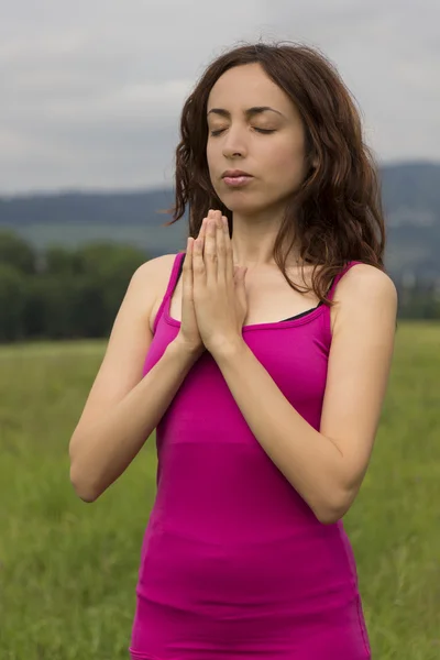 Jonge vrouw mediteren in de natuur — Stockfoto