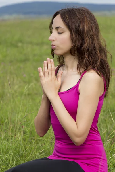 Jovem mulher em meditação ao ar livre — Fotografia de Stock