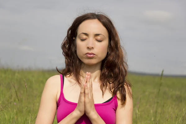 Avslappnad ung kvinna utomhus i naturen gör meditation — Stockfoto