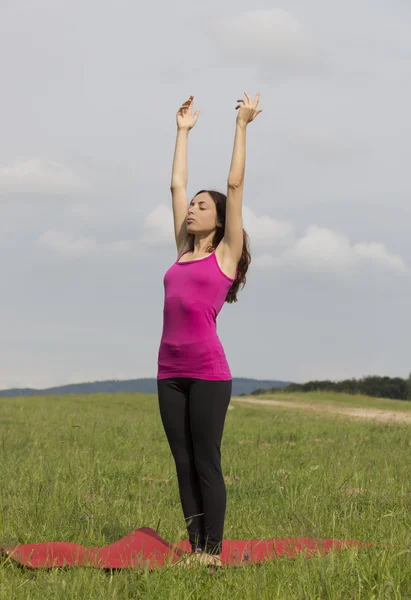 Mujer haciendo saludo al sol en yoga al aire libre —  Fotos de Stock
