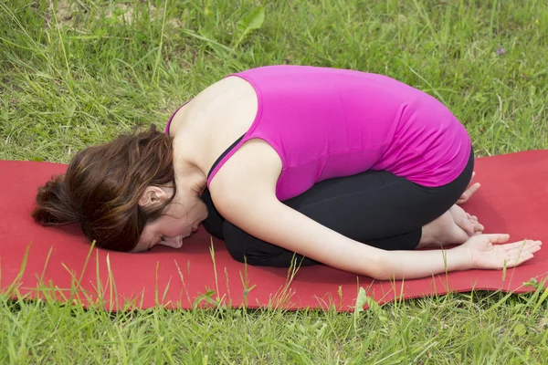 Kvinna i childs utgör under yoga utomhus — Stockfoto