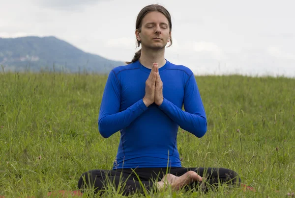 Hombre en Namaste posan al aire libre — Foto de Stock