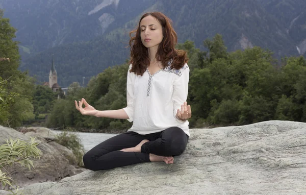 Meditierende junge Frau im Freien — Stockfoto