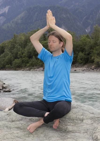 Erwachsener Mann macht Namaste-Pose im Freien — Stockfoto