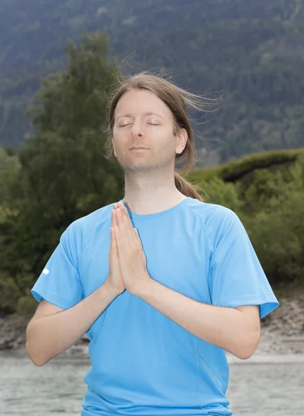 屋外の自然の中でナマステ ポーズ瞑想の若い男 — ストック写真