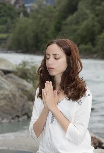 Jonge Kaukasische vrouw buitenshuis in aard mediteren — Stockfoto