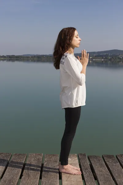 Young woman in Upward Salute pose in nature — Stock Photo, Image