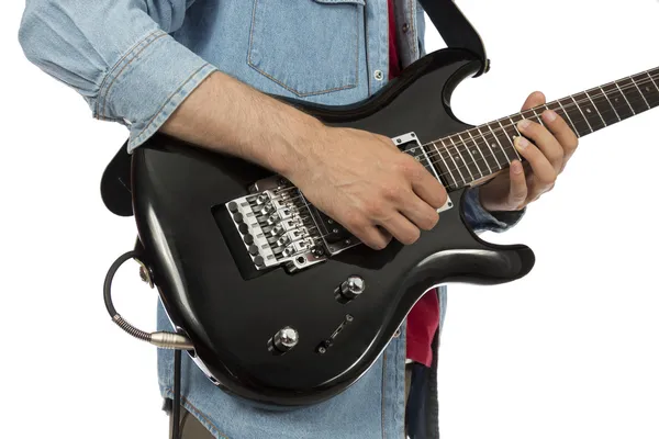 Primer plano de las manos de un guitarrista tocando la guitarra electrónica — Foto de Stock