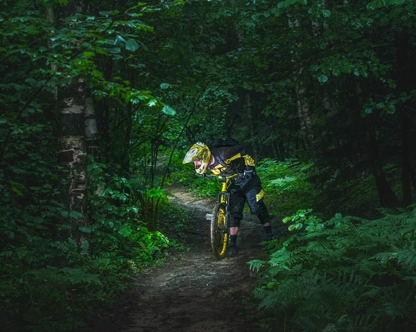 Άνθρωπος Ποδηλάτης Πλήρη Κράνος Πρόσωπο Στέκεται Κίτρινο Ποδήλατο Enduro Στο — Φωτογραφία Αρχείου