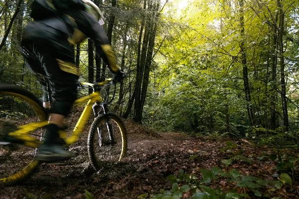Ποδηλάτης Full Face Κράνος Στο Κίτρινο Ποδήλατο Enduro Γρήγορα Βόλτες — Φωτογραφία Αρχείου