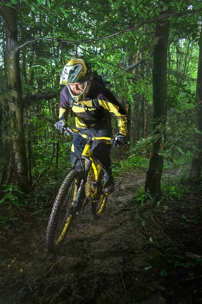 Άνθρωπος Ποδηλάτης Κράνος Full Face Ανηφόρα Για Κίτρινο Ποδήλατο Enduro — Φωτογραφία Αρχείου