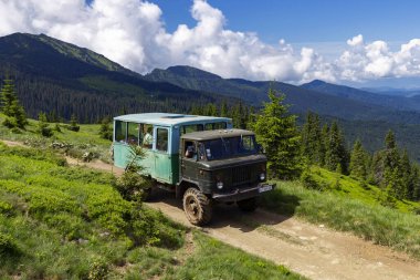 20 Haziran 2021. Jeeping Dağ Arabası Seyahat. İskoçya manzarası. Karpat Dağları, Ukrayna. Dağları jeep 'ten kurtarma gibi çevresel sorunlar. Doğa koruma kavramı.