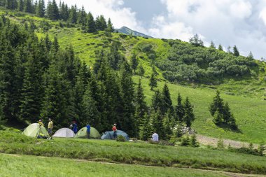 Dağların arka planında turist çadırları. Turizm ve eğlence konsepti. Karpat Dağları 'ndaki turistler, Marmaros kalabalık Ukrayna.