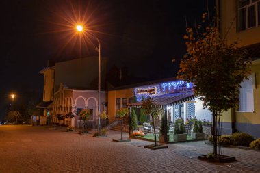 25 Eylül 2021. Truskavets, Ukrayna 'nın gece şehri. Truskavets tatil köyü, Stepan Bandera sokağı, Sich Tüfek Meydanı