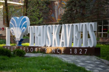 25 Mayıs 2021. Truskavets, Ukrayna 'da bahar. Truskavets tatil köyü. Kompozisyon I Love Truskavets, Stepana Bandera Caddesi, Truskavets Şehri, Ukrayna