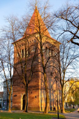 DROHOBYCH, UKRAINE - 10 Ekim 2020: kilise ve St. Bartholomew Kulesi 15-16. Yüzyıl. Gotik ve barok mimarinin bir örneği