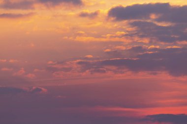 Gün batımında renkli bulutlu bir gökyüzü. Rengi değişmiş. Gökyüzü dokusu, soyut doğa arkaplanı. Gökyüzünün arkaplanı, gökyüzünün rengi.
