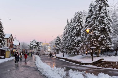 3 Aralık 2021: Kışın Truskavets, Ukrayna 'da bir spa merkezi. Torosevich Bulvarı, maden suyu pompa odası