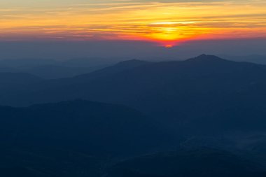 Karpatlar 'da gün batımı, Gorgan bölgesi, Ukrayna. Turizm ve dağ konsepti. Dağlarda büyülü gün batımı.