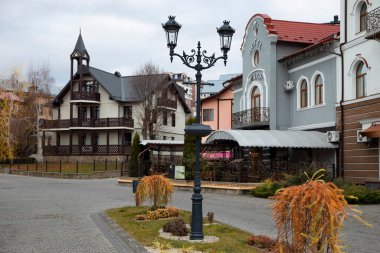 Truskavets, Ukrayna - 25 Kasım 2021: T. Shevchenko Caddesi Yagusya Villa ve Rivers Hotel manzaralı