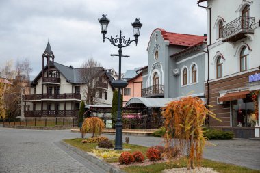 Truskavets, Ukrayna - 25 Kasım 2021: T. Shevchenko Caddesi Yagusya Villa ve Rivers Hotel manzaralı