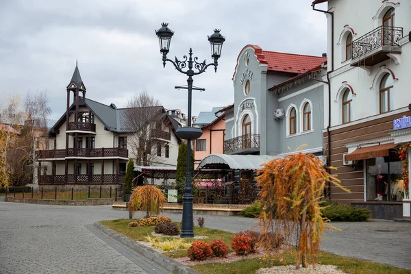 Truskavets, Ukrayna - 25 Kasım 2021: T. Shevchenko Caddesi Yagusya Villa ve Rivers Hotel manzaralı