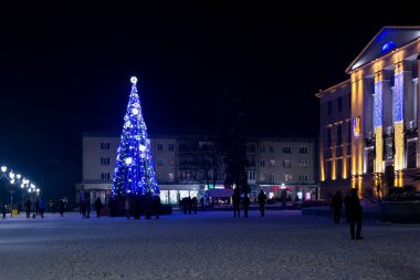 DROHOBYCH, UKRAINE - 10 Ocak 2022: Merkez Pazar Meydanı, Belediye Binası ve kentin Noel ağacı.