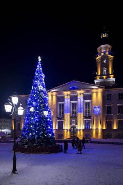 DROHOBYCH, UKRAINE - 10 Ocak 2022: Merkez Pazar Meydanı, Belediye Binası ve kentin Noel ağacı.