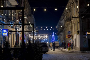 DROHOBYCH, UKRAINE - 10 Ocak 2022: Merkez Pazar Meydanı, Belediye Binası ve kentin Noel ağacı.