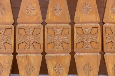 Ahşap oyma parçası. Sanat kapısı dokusu. Ahşap bir evin duvarına oyulmuş süs..