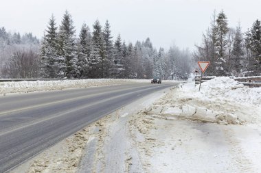 Karla kaplı otoyol, yol hizmetleri tarafından kum ve tuz serpilmiş ve temizlenmiştir..
