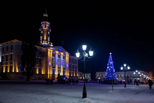 DROHOBYCH, UKRAINE - 10 Ocak 2022: Merkez Pazar Meydanı, Belediye Binası ve kentin Noel ağacı.