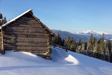 Kış Karpatları, Chornohora bölgesi, Ukrayna. Kışın Karpatlar 'daki çayırlarda tahta çobanlar beşikte. Duvar kağıtları için kış dağları.