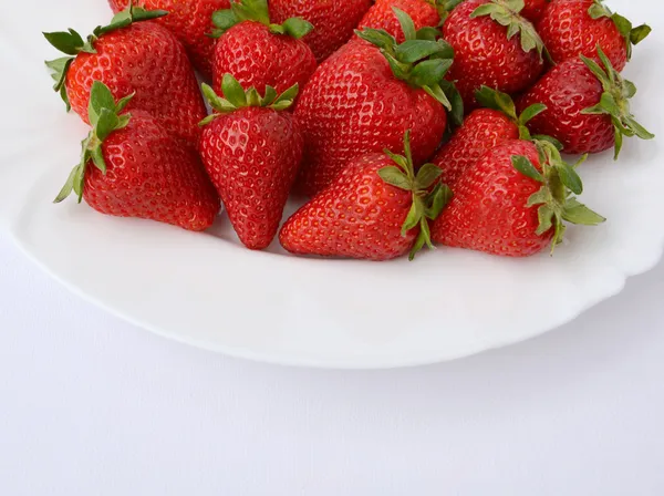흰색 접시에 딸기 — 스톡 사진