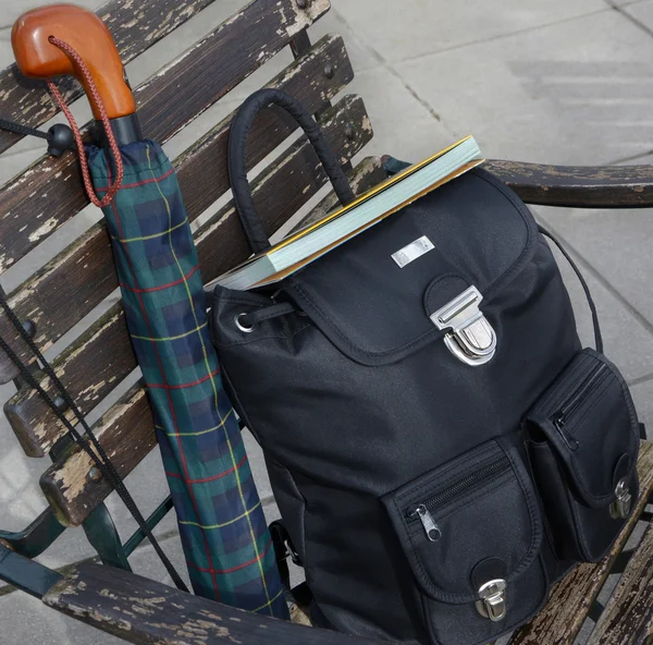 sırt çantası ve bir sandalyeye şemsiye