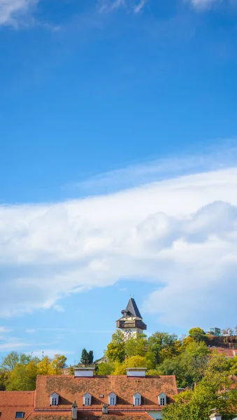Mavi gökyüzüne karşı Graz 'daki Schlossberg Saat Kulesi' nin görüntüsü