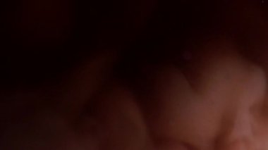 Bir bardak kahveye süt dökmek, sıvı difüzyon, sütlü güzel soyut kahve, yavaş çekim, makro