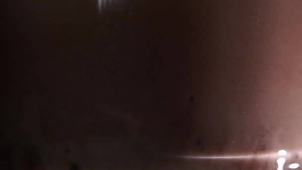 Kaatamalla Maitoa Lasilliseen Kahvia Nesteen Diffuusio Kaunis Kahvin Abstraktio Maidon — kuvapankkivideo