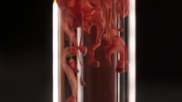 Scientifique Goutte Réactif Chimique Orange Dans Une Fiole Transparente Liquide — Video