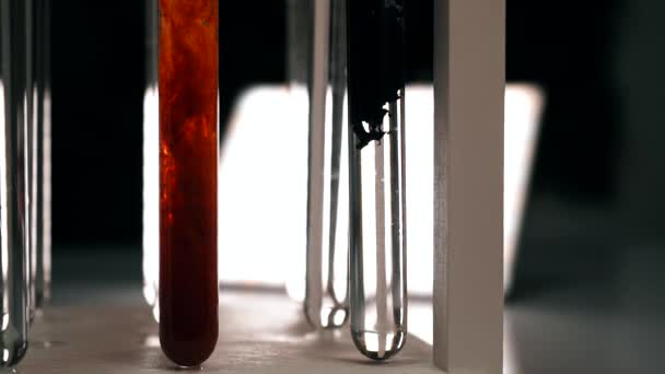 Scientifique Goutte Réactif Chimique Noir Dans Une Fiole Transparente Liquide — Video