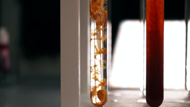 Scientifique Goutte Réactif Chimique Orange Dans Une Fiole Transparente Liquide — Video