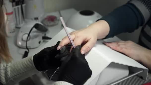 美容院美容师在美容院里工作 一个高加索女人在美容院里修指甲 指甲护理和指甲修整 — 图库视频影像