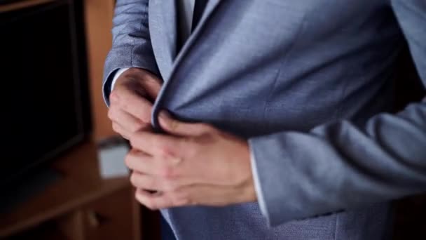 Las Manos Del Hombre Abrochan Los Botones Sobre Chaqueta Gris — Vídeo de stock