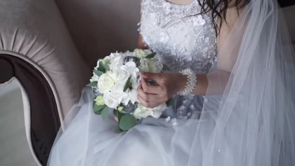 Noiva Vestido Noiva Branco Detém Seu Buquê Casamento Peônias Rosas — Vídeo de Stock