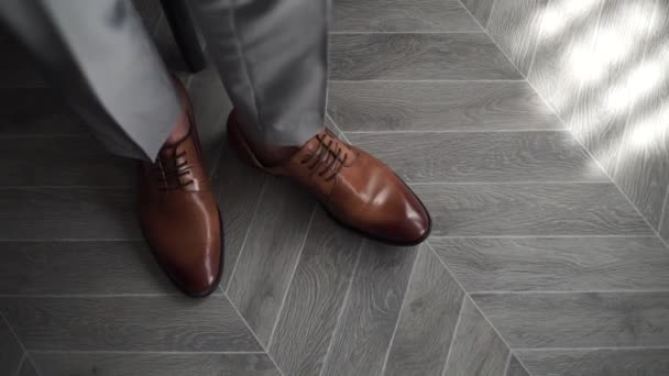 Top View Man Leg Classic Brown Leather Brown Men Shoes — Vídeo de Stock