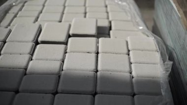 Bulanık arkaplan ve gri asfalt levhaların yakın çekimi. Boşluğu kopyala