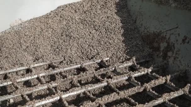 Close Rubble Sifting Sieve Making Concrete Tiles Fine Crushed Stone — Vídeo de Stock