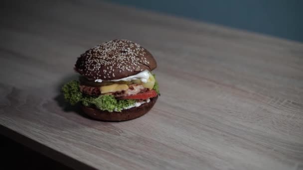Close Cooked Burger Soft Crispy Bun Sprinkled White Sesame Juicy — Vídeo de Stock