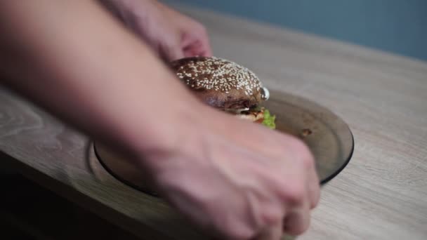 Close Male Hands Taking Plate Cooked Burger Wooden Table Putting — 图库视频影像