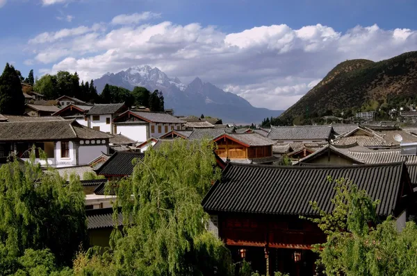 Lijiang, China: Vista de Naxi Casas e Jade Dragon Snow Mountain — Fotografia de Stock